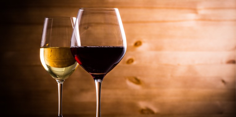 glass of red wine and white wine